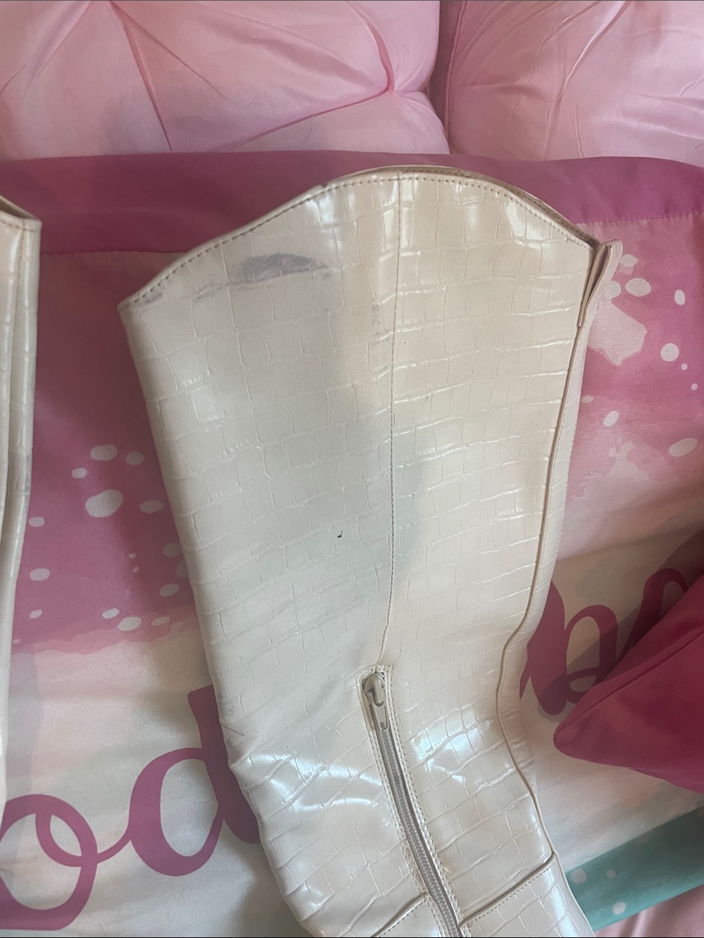 WhiteEmbossed Knee-High Pointed-Toe Boots flawed 8M - Picture 6 of 11